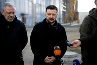 Wolodymyr Selenskyj (M), spricht während einer Pressekonferenz auf dem Gelände des Kernkraftwerks Chmelnyzkyj.