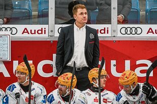 Trainer Alexander Sulzer von Bremerhaven steht beim Spiel gegen Ingolstadt hinter seinen Spielern.