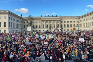 Zu sehen ist: Viele Menschen nehmen an einer Demonstration gegen rechts vor der Bundestagswahl teil. Organisationen wie Bündnis Hand in Hand und Amnesty International haben zu Kundgebung zum Start einer Aktionswoche gegen Hass und Hetze auf unter dem Mott