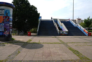 Blick auf einen Vorplatz des U-Bahnhofs Billstedt.