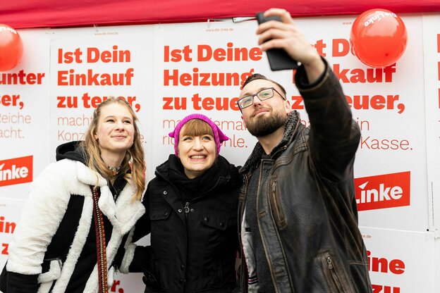 Heidi Reichinnek (M), Spitzenkandidatin von der Partei Die Linke, lässt sich bei einem politischen «Speed-Dating» der Linken Niedersachsen in der Innenstadt von Hannover mit zwei Teilnehmern fotografieren.