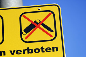 Ein Schild das Anzeigt, dass das Mitführen von messern verboten ist.