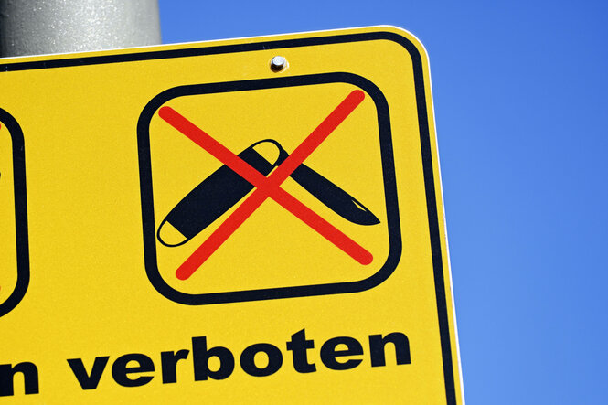 Ein Schild, das anzeigt, dass das Mitführen von Messern verboten ist