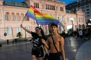 Menschen mit regenbogenfarbenen Fahnen versammeln sich in Buenos Aires