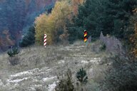 Grenze zwischen Deutschland und Polen - markiert von Grenzpählen in den Nationalfarben