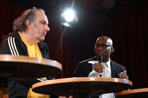 Zwei Männer an einem Tisch: Berlins Kultursenator Joe Chialo stellt während einer Pressekonferenz Matthias Lilienthal, den neuen Intendanten der Volksbühne am Rosa-Luxemburg-Platz vor