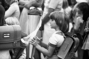 Mädchen mit Schultüte - hostirische Aufnahme aus den 70er Jahren. Die Kinder tragen Schulranzen aus Leder