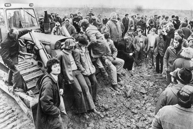 Historische Schwarz-weiß-Aufnahme von Menschen, die einen Bauplatz besetzen