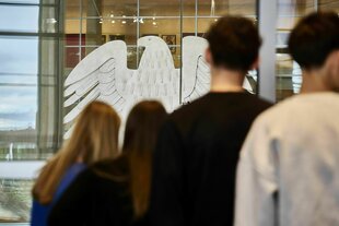 Jugendliche Besucher verfolgen die Debatte im Deutschen Bundestag anlässlich der Vertrauensfrage. Im Hintergrund der Bundesadler