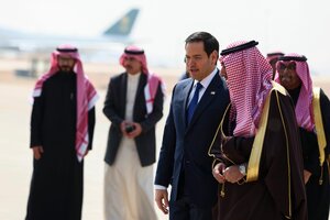 US-Außenminister Marco Rubio umringt von Saudis auf dem Flughafen Riad