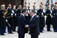 Macron und Starmer beim Handshake vor einer militärischen Garde