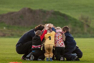 Kleine Kinder Jungen und Mädchen im Fussballverein bilden einen bunten Haufen