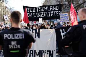 Gedenkdemonstration anlässlich des ersten Jahrestages des rechtsterroristischen Anschlags von Hanau in Berlin.