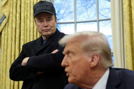 Musk schaut auf den sitzenden Trump im Oval Office