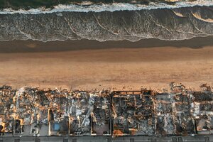 Luftaufnahme Küstenabschnitt mit Wellen, Strand und zerstörte Häuser