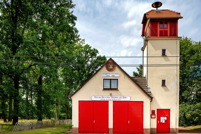 Eine alte Feuerwache mit weiß-roter Fassade in Boblitz, Lausitz