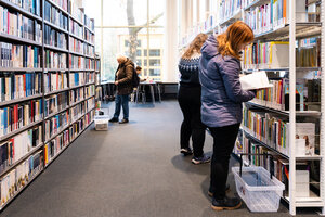 Menschen in einer Bibliothek.