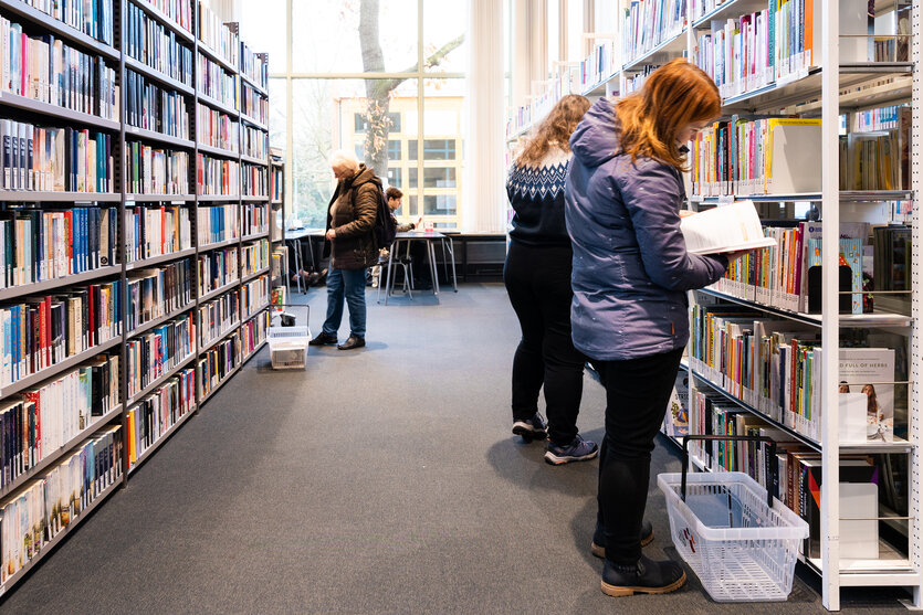 Menschen in einer Bibliothek.