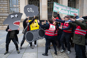 Demonstration mit Schildern und Plakaten.