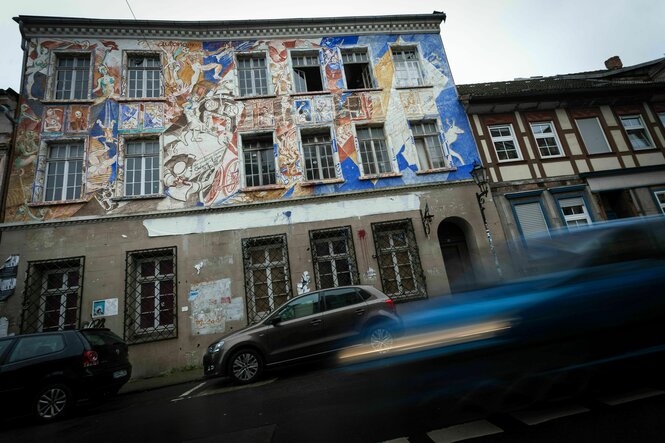 Bemalte Hausfassade,2stöckiges Gebäude