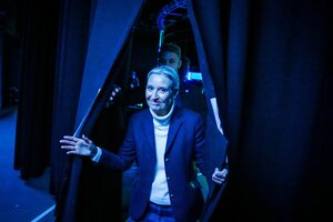 Weidel geht durch einen Vorhang im blauen Licht