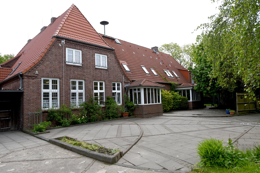 Ein rotes Backsteinhaus mit weißen Fenstern