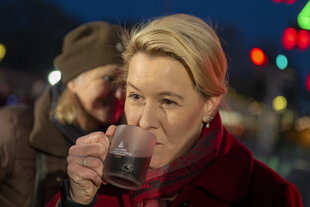 Franziska Giffey trinkt eine Tasse Glühwein