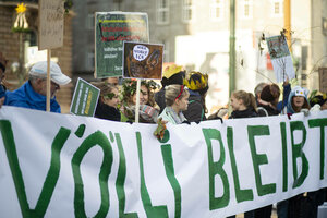 Protestierende mit Transparent 