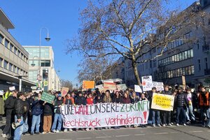 Schüler:innen protestieren gegen den Rechtsruck. 