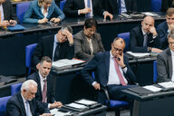 Friedrich Merz auf seinem Platz im Bundestag