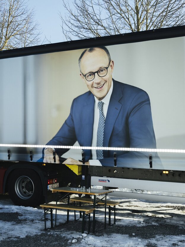 Wahlplakat von Friedrcih merz in winterlichem Umfeld