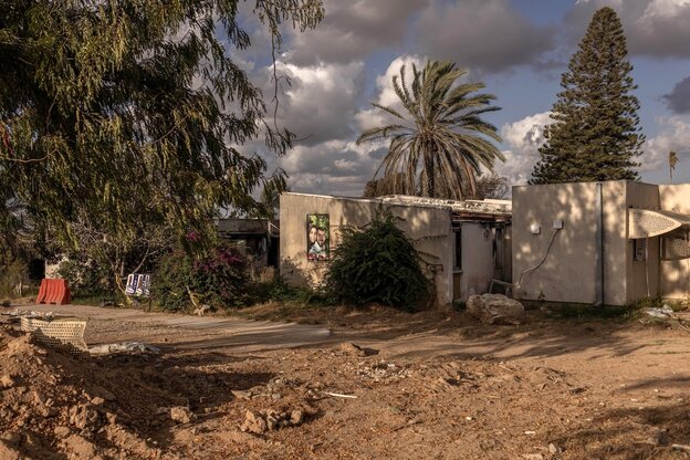 Ansicht eines Gebäudes im Kibbuz Kfar Aza, Schutt liegt auf der Straße, sogar die Palmen sehen mitgenommmen aus