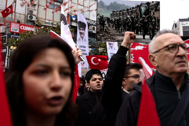 Protestaktion mit türkischen Flaggen und erhobenen Fäusten