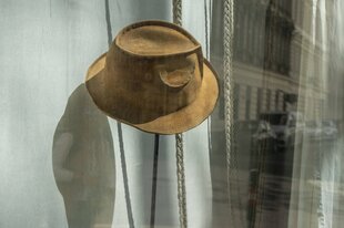 Herrenhut in einem Schaufenster