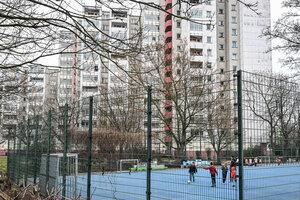 Fußballplatz und Hochhäuser in der Weißen Siedlung.