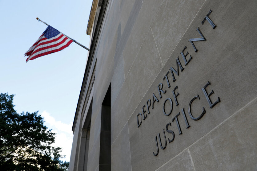 An der Fassade steht: Department of Justice oben weht eine US-Flagge