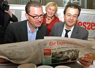 Zu sehen ist, wie taz-Chefredakteurin Bascha Mika, "Bild"-Chefredakteur Kai Diekmann (l) und RTL-Chefredakteur Hans Mahr am 26.09.2003 in einem Exemplar der "tageszeitung" lesen.