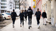 Eine Gruppe aus fünf Personen joggt zusammen.