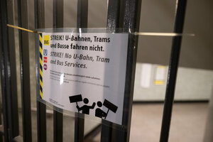 «Streik! U-Bahnen, Trams und Busse fahren nicht.» steht während eines ganztägigen Verdi-Warnstreiks bei den Berliner Verkehrsbetrieben auf einem Schild an einer verschlossenen U-Bahn-Station