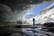 Blick aus einer mit Eis bedeckten Höhle