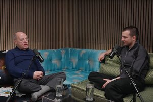 Gregor Gysi und Tim Gabel bei einem Podcast-Aufnahme