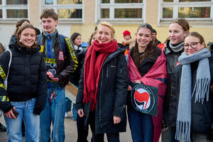 Ines Schwerdtner mit Schüler:innen.