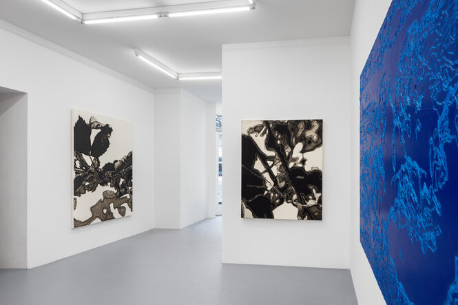 Ausstellungsansicht aus der Galerie kajetan. In der Rechten Bildhälfte ragt ein blaues Ölgemälde von Nicole Heinzel ins Bild. An den hinteren Wänden sind zwei weitere abstrakte Ölgemalde in Grau- und Beigetönen zu sehen.