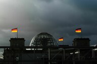 Das Bild zeigt das Reichstagsgebäude im Halbdunkel