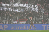 Im Millerntorstadion ist bei einem Spiel vom FC St. Pauli antifaschistisches Transparent im Publikum zu sehen