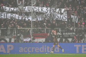 Im Millerntorstadion ist bei einem Spiel vom FC St. Pauli antifaschistisches Transparent im Publikum zu sehen