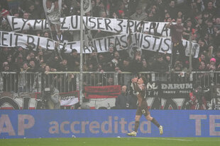 Im Millerntorstadion ist bei einem Spiel vom FC St. Pauli antifaschistisches Transparent im Publikum zu sehen