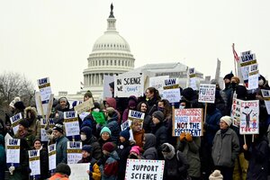 Medizinische Forscher von Universitäten und des National Institutes of Health versammeln sich in der Nähe des Hauptquartiers der Gesundheitsbehörden und protestieren gegen Kürzungen des Bundeshaushalts