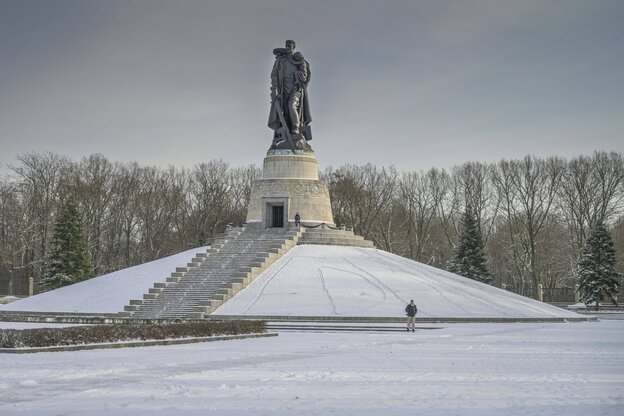 Eine riesige Statue eines Soldaten in einer winterlichen Parkanlage