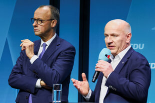 Das Bild zeigt die CDU-Politiker Friedrich Merz und Kai Wegner bei einem Auftritt im Gasometer in Berlin-Schöneberg.